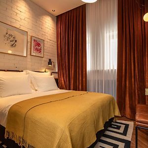 Zimmer mit Kingsize-Bett